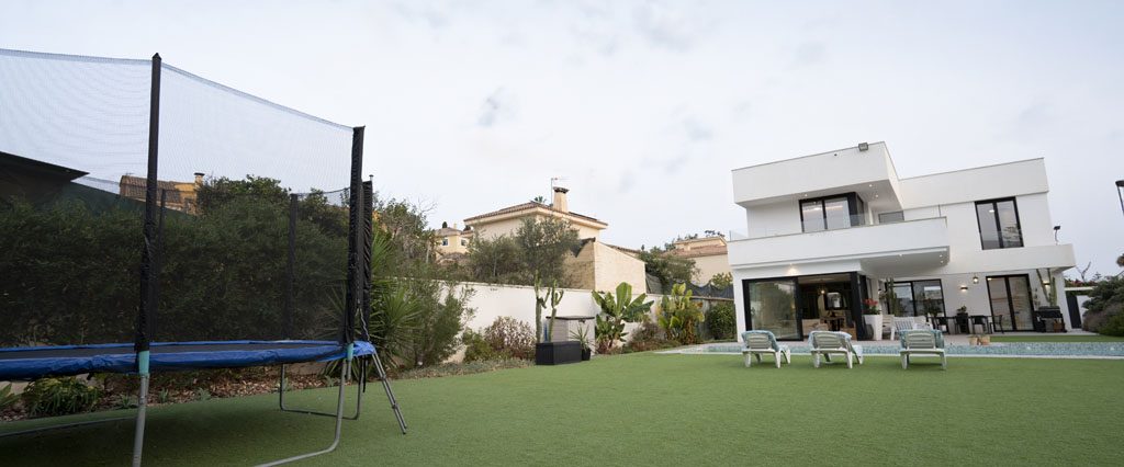 a trampoline in a yard