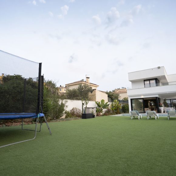 a trampoline in a yard